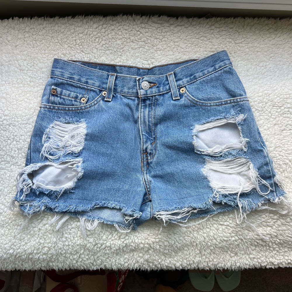 Levi's Vintage distressed Women's Light Blue Ripped Jean Shorts Daisy Duke Short - Picture 2 of 6